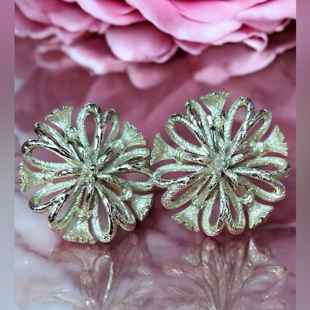 Vintage Signed Lisner Gold Tone 3-Dimensional Floral Clip-On Earrings 42$